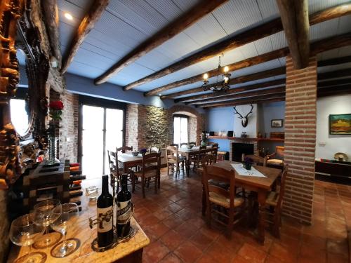 un restaurante con mesas y sillas en una habitación en El Escudo de Calatrava en Mohedas de la Jara
