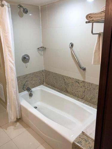 Marriott Torreon Hotelにあるバスルーム