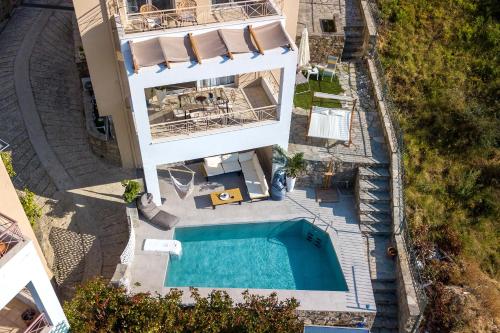 una vista aérea de una casa con piscina en SUNRISE LUXURY POOL VILLA, en Palaión Tsiflíkion