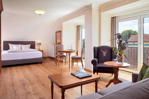 a hotel room with a bed and a table at Kultur & SPA Hotel Das Götzfried in Regensburg