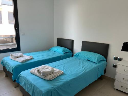 deux lits côte à côte dans une pièce dans l'établissement Appartement moderne face à la mer, à Sanary-sur-Mer