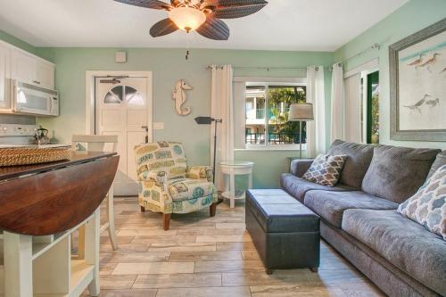 ein Wohnzimmer mit einem Sofa und einem Tisch in der Unterkunft Five Palms Vacation Rentals- Daily - Weekly - Monthly in Clearwater Beach