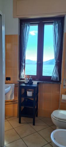 a bathroom with a window with a view of the ocean at Villa la Serra in Baveno