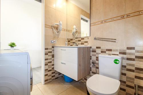 Koupelna v ubytování Beautiful penthouse apartment with heated swimming pool Golf del Sur