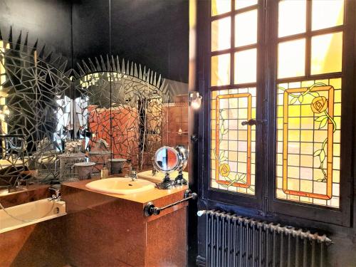 a bathroom with a sink and a mirror at PIED A TERRE DE CHARME in Albi