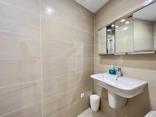 uma casa de banho com um lavatório e um espelho em Apartamento con excelente ubicación y vistas al mar em Calpe