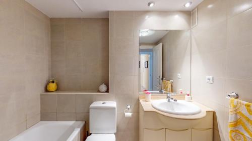 Apartamento Sergi en Denia con terraza, parking y piscina a 150m de la playa by Family Homes