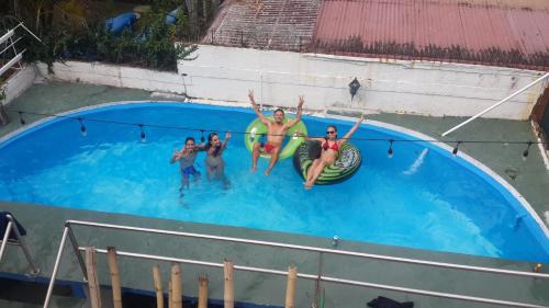 een groep mensen in een zwembad bij Hostal Panama Experience in Panama-Stad