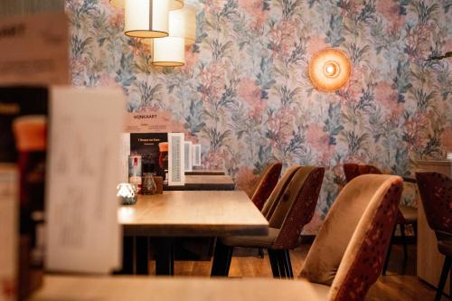 a dining room with a table and chairs at Hotel Veere in Veere