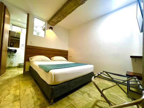 a bedroom with a bed and a bathroom at Carriqui Underground in Pereira