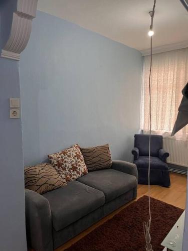 ein Wohnzimmer mit einem Sofa und einem Fenster in der Unterkunft Şehir Merkezinde Konforlu Daire in Istanbul