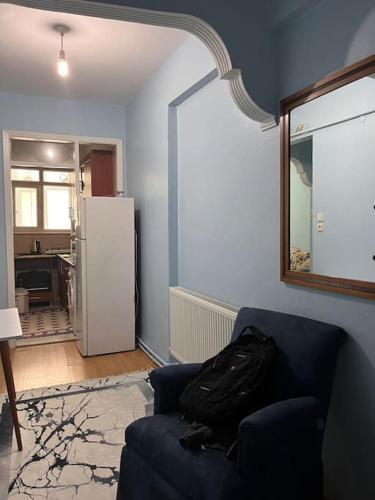 a living room with a blue couch and a mirror at Şehir Merkezinde Konforlu Daire in Istanbul