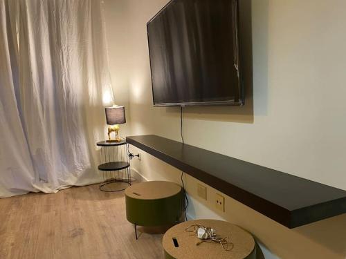 Zimmer mit einem Schreibtisch und einem TV an der Wand in der Unterkunft piso lagunero in La Laguna
