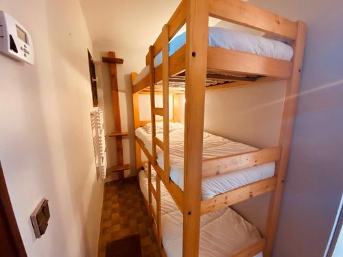 une chambre avec deux lits superposés dans l'établissement Studio moderne avec balcon et garage, proche piste verte et centre, La Clusaz - FR-1-459-118, à La Clusaz