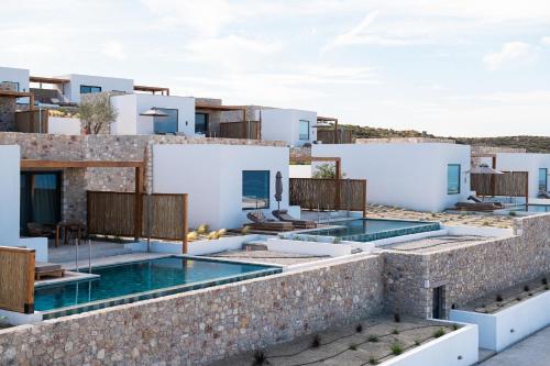 een afbeelding van een villa met twee zwembaden bij KOIA All - Suite Well Being Resort - Adults Only in Ágios Fokás