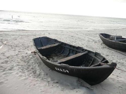 dwie łodzie siedzące na plaży w pobliżu wody w obiekcie Ruegen_Fewo 28 a w mieście Lobbe