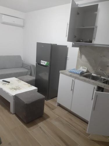 Η κουζίνα ή μικρή κουζίνα στο Lovely 1-bedroom Apartment in Sarandë