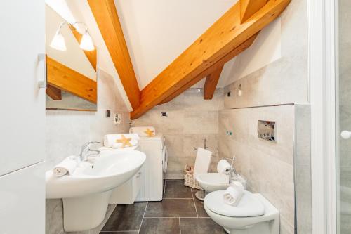迪安道爾海濱的住宿－Star House，浴室设有2个水槽和2个卫生间