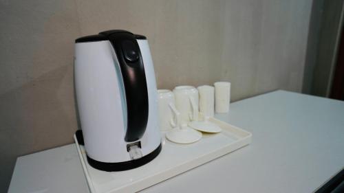 Utensilios para hacer té y café en HUAQIAO HOME 侨之家免费供早餐free breakfast served
