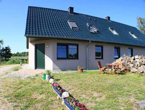a small house with a table in the yard at Ruegen_Fewo 259 in Berglase
