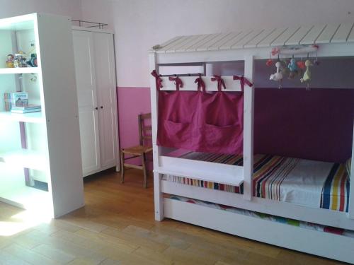 - une chambre avec des lits superposés aux murs violets dans l'établissement Piscine chauffée au calme sur un domaine viticole familial grande maison climatisation, à Mondragon