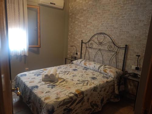 ein Schlafzimmer mit einem Bett mit zwei Handtüchern darauf in der Unterkunft Vivienda Paula in Arroyo Frio