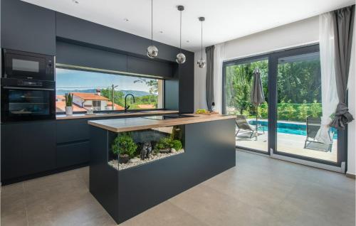 une cuisine avec un aquarium au milieu d'un îlot dans l'établissement Lovely Home In Nedescina With Sauna, à Nedeščina