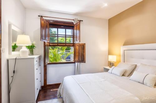 1 dormitorio con cama y ventana en Bayton House en Los Llanos de Aridane