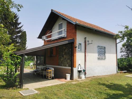 Cette maison dispose d'un balcon et d'une terrasse. dans l'établissement Kuća za odmor Bella, à Sotin