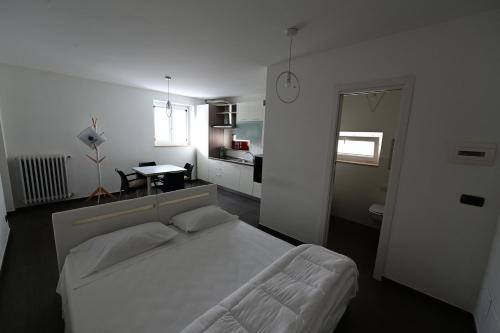 Una cama o camas en una habitación de Le case di Emma