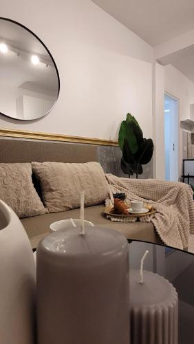 un soggiorno con divano e tavolo con due candele di Luxury Mansion a Bucarest