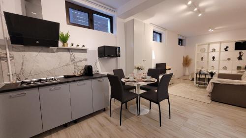una cucina e un soggiorno con tavolo e sedie di Luxury Mansion a Bucarest