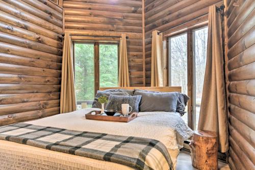 een slaapkamer met een bed met een houten muur bij Alpine Lake Cabin Mountain Resort w Lake Access in Terra Alta