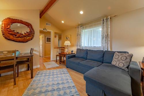 sala de estar con sofá azul y mesa en Elk Meadow Cabins 7 Beachcomber Studio, en Orick