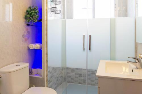 e bagno con doccia, servizi igienici e lavandino. di Home Victoria Playa Málaga a Rincón de la Victoria