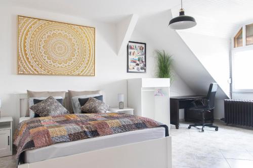 um quarto branco com uma cama e uma secretária em W21 Central Apartment em Budapeste