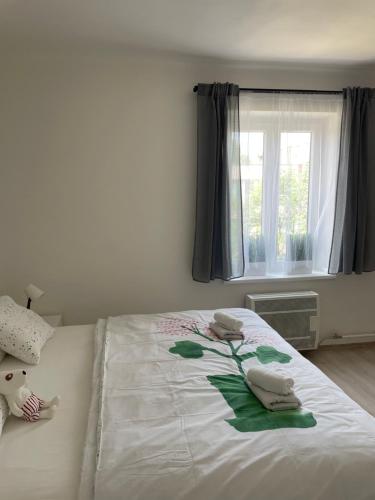 Schlafzimmer mit einem großen Bett und einem Fenster in der Unterkunft Apartmán Fifejdy, Ostrava, centrum in Ostrava