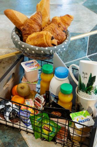a basket filled with food and a basket of bread at Sweety Loft Suites romantique avec jacuzzi in Friville-Escarbotin