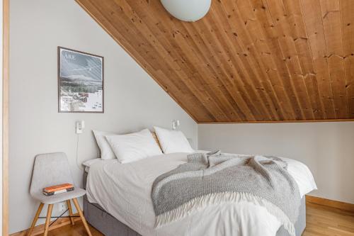 奧勒的住宿－Åre's best family home，一间卧室设有一张木天花板床。