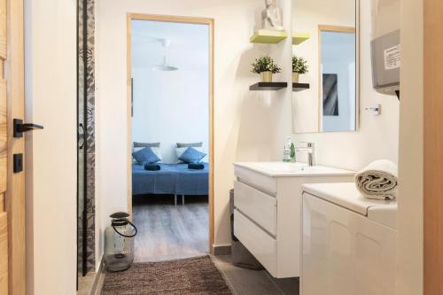 uma casa de banho com um lavatório e um espelho em W21 Central Apartment em Budapeste