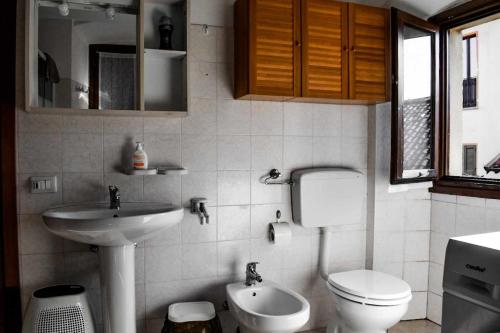 韋爾巴尼亞的住宿－Ciceri Properties Ciancino，一间带卫生间和水槽的浴室