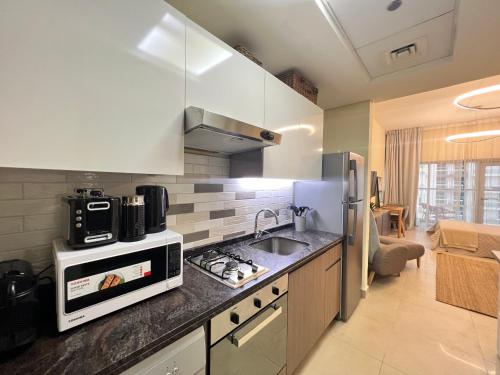 Kuchyň nebo kuchyňský kout v ubytování Beautiful studio apartment in Al Furjan