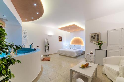 una camera d'albergo con letto e bagno di William's Houses ad Akrotírion