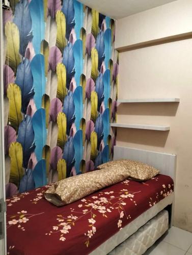 西冷的住宿－ilham ganteng hote，一间卧室配有一张带花卉壁纸的床