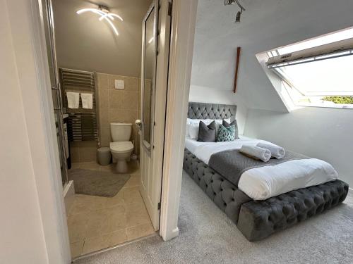 1 dormitorio con 1 cama grande y baño en 5 min from the beach En suite room in Guest house, en Bournemouth