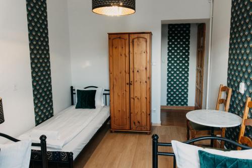 a small room with a bed and a table at Palma Vendégház in Szeged