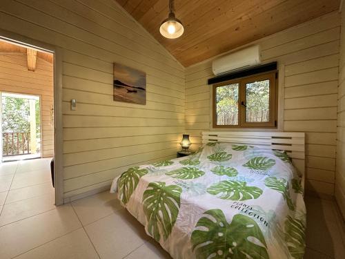 um quarto com uma cama num quarto com paredes de madeira em לב אמירים em Amirim