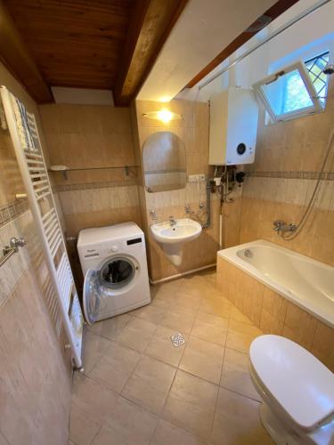 コシツェにあるApartment in city centerのトイレと洗濯機を備えたバスルーム