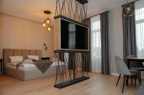 1 dormitorio con 1 cama y TV en Guest House Zanoaga, en Prejmer