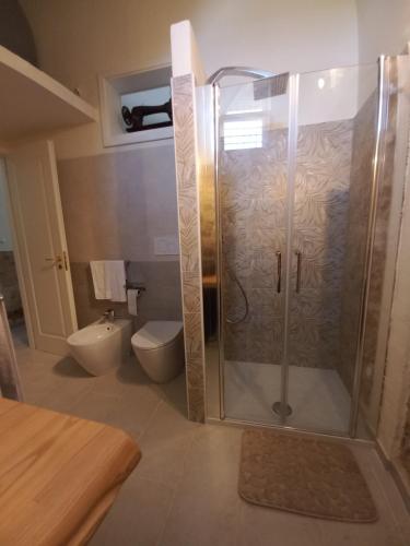 La salle de bains est pourvue d'une douche et de toilettes. dans l'établissement Casa Pupi, à Noto